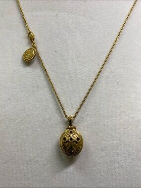 Vatcan edition pendant with chain